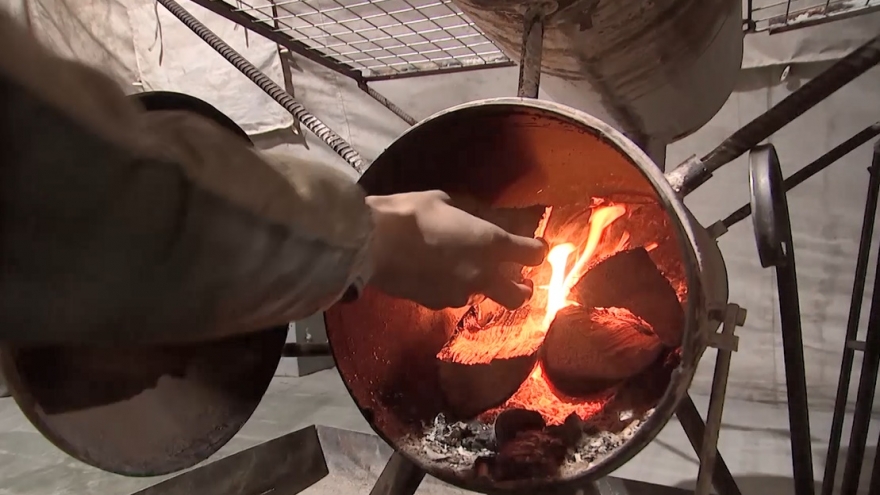 Cận cảnh lò sưởi, giường ngủ và laptop lính Nga trên chiến trường mùa đông