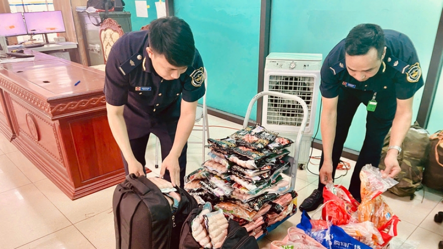 Phát hiện nhiều vụ việc thực phẩm không rõ nguồn gốc vận chuyển qua biên giới