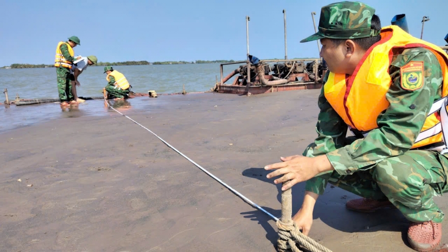 Bắt giữ tàu sắt chở cát chưa rõ nguồn gốc ở Vĩnh Long