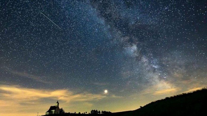 2,500-year-old Lyrid meteor shower to peak tonight for local stargazers