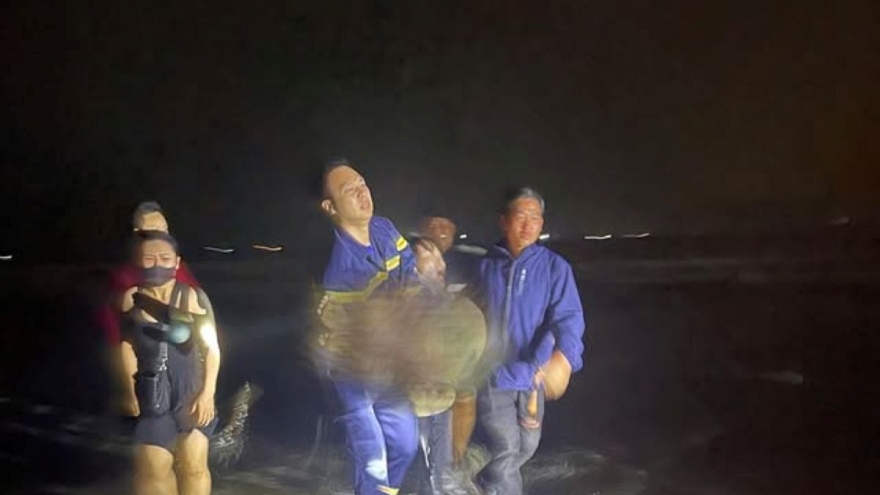 Tìm thấy thi thể 1 cháu bé trong vụ 2 cháu mất tích khi tắm biển