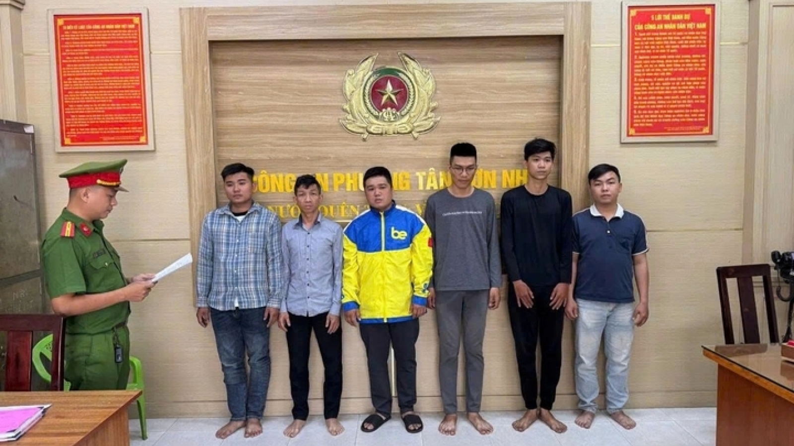 Mâu thuẫn trên Facebook, 8 người hẹn đánh nhau tại quán cà phê