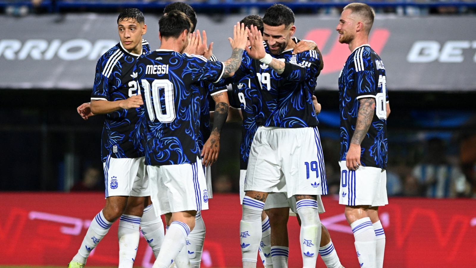 Messi nhường đồng đội sút penalty trong chiến thắng "5 sao" của ĐT Argentina
