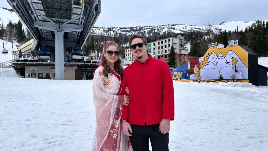 Lễ hội trượt tuyết “Grelkafest” 2026 độc đáo với 7 đám cưới trượt tuyết trên núi