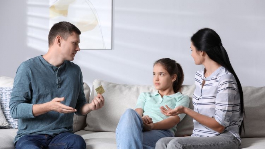 Con tìm hiểu “chuyện người lớn” trên mạng, cha mẹ cần nói gì để con hiểu đúng?