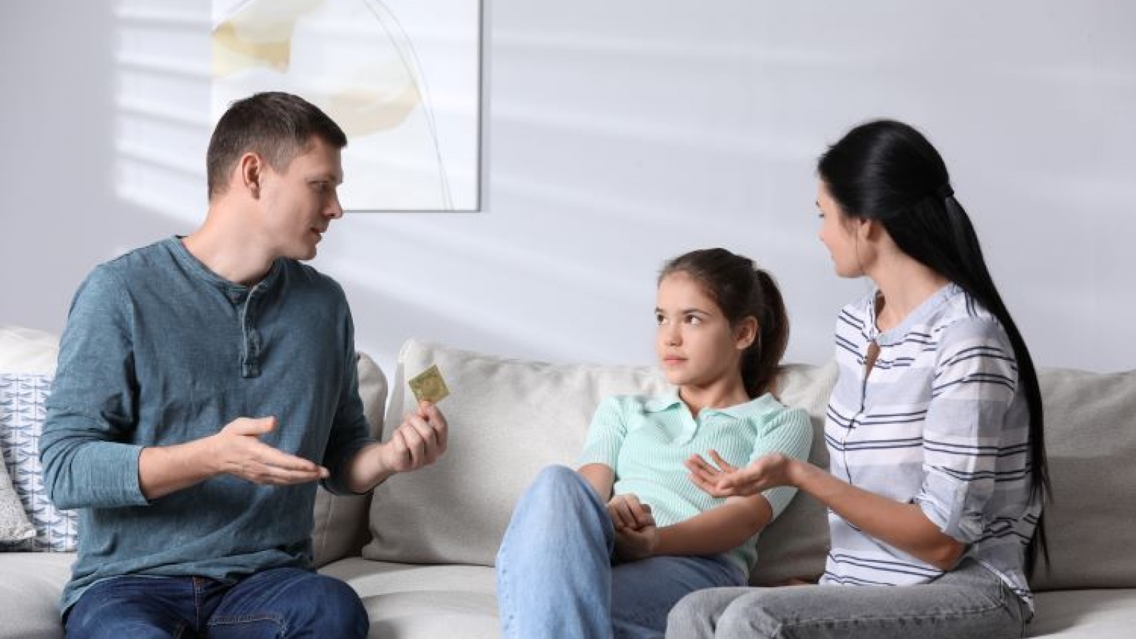 Con tìm hiểu “chuyện người lớn” trên mạng, cha mẹ cần nói gì để con hiểu đúng?