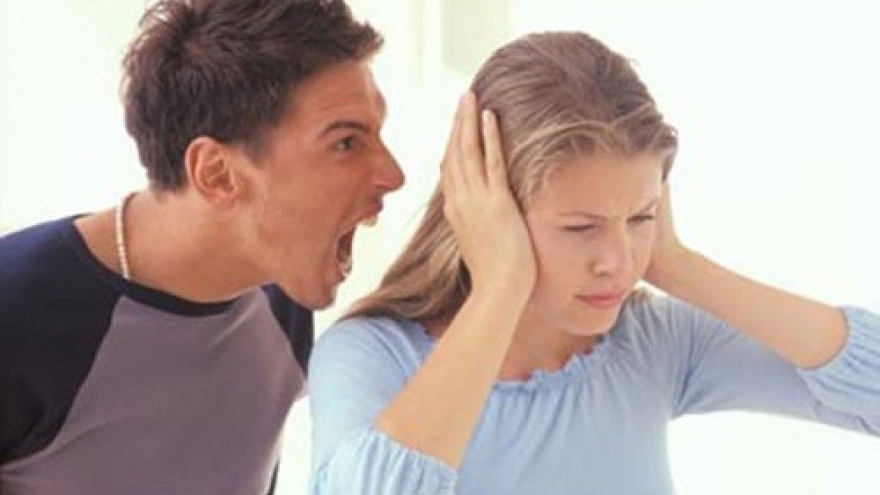 Từ những câu chuyện vui đến lời xúc phạm, tôi sai khi lấy người đàn ông nói nhiều?