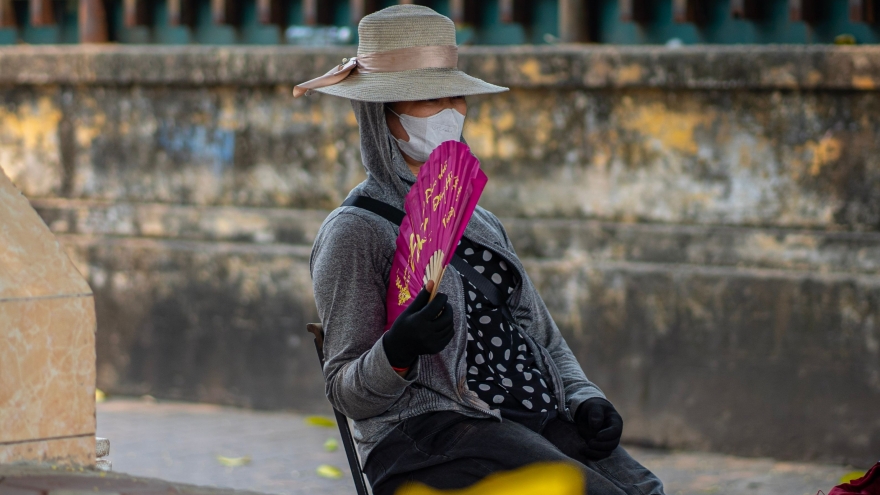 Người Hà Nội bịt kín mít đối phó với nắng nóng ngột ngạt đầu mùa