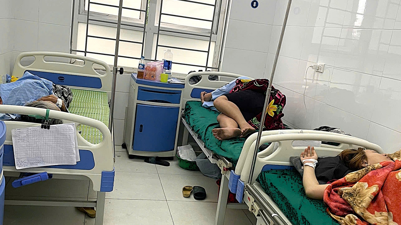 28 người nhập viện nghi ngộ độc sau khi ăn bánh mì ở Nghệ An