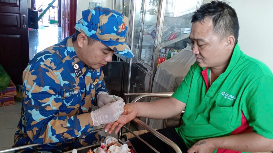 Nhà giàn DK1/7 sơ cứu kịp thời ngư dân gặp nạn trên biển