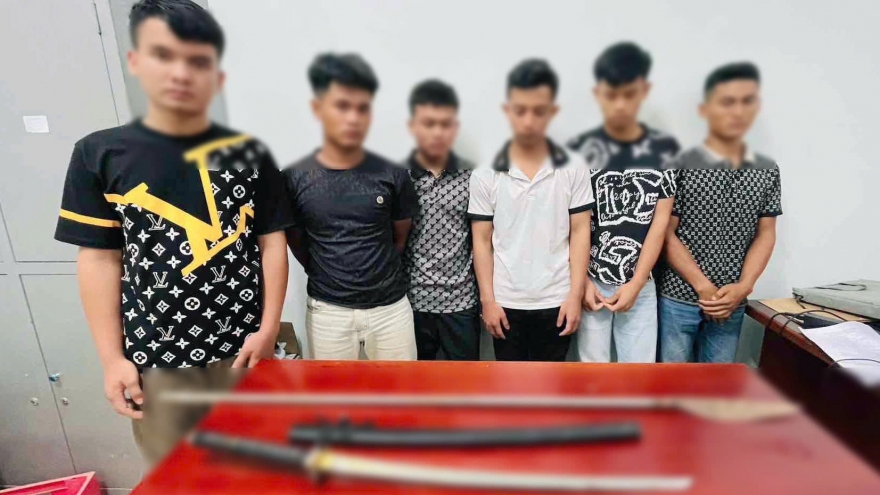 Tức tiếng nẹt pô, nhóm đối tượng mang hung khí ra chém người đi đường