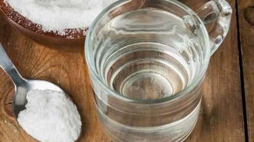 Uống nước muối buổi sáng: Lợi hay hại cho sức khỏe?