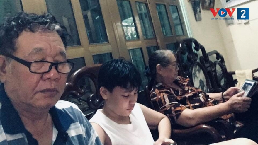 Người cao tuổi truy cập mạng xã hội nên hay không? Một số lưu ý quan trọng