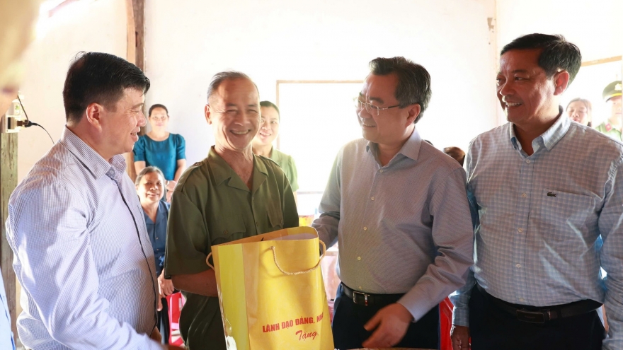 Ông Nguyễn Thanh Nghị thăm, tặng quà gia đình chính sách tại Lâm Đồng