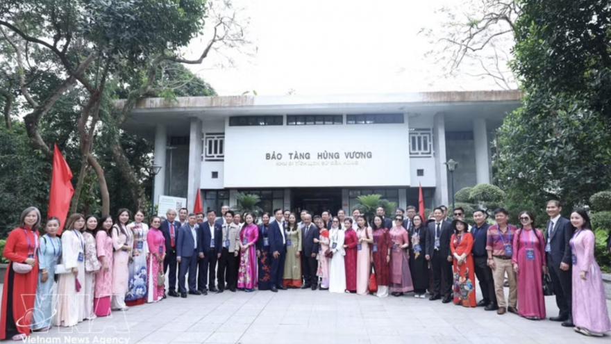 Overseas Vietnamese offer incense in tribute to Hung Kings