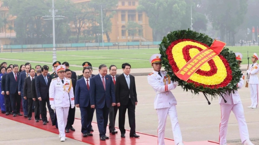 Party and State leaders pay tribute to President Ho Chi Minh at his mausoleum