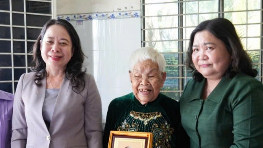 Phó Chủ tịch nước Võ Thị Ánh Xuân thăm, tặng quà Mẹ Việt Nam Anh hùng