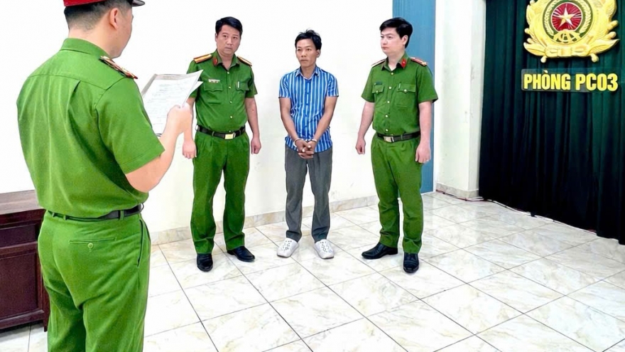 Khởi tố đối tượng gây ô nhiễm môi trường với khối lượng chất thải trên 500 tấn