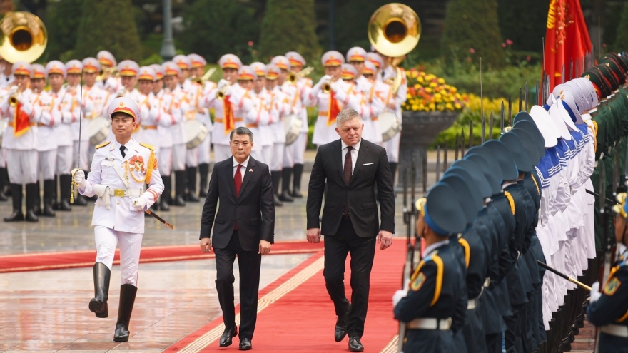 Toàn cảnh Thủ tướng Lê Minh Hưng chủ trì lễ đón chính thức Thủ tướng Slovakia