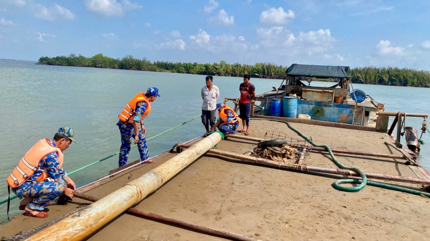 Bộ đội Biên phòng tỉnh Vĩnh Long phát hiện tàu chở cát trái phép