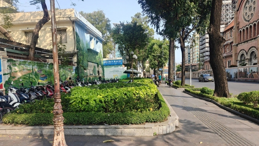 Bãi giữ xe Đường sách gây ùn ứ, TP.HCM tìm phương án di dời, thay thế