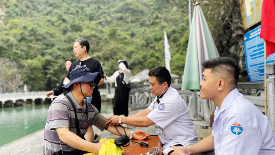 Quang Ninh launches round-the-clock medical service on Ha Long Bay