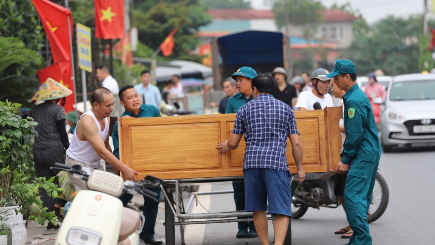 Phú Thọ phong tỏa khu vực sụt lún, di dời hơn chục hộ dân bên bờ sông Thao