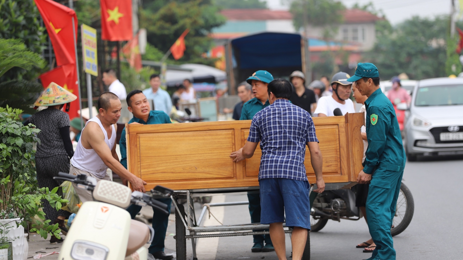 Phú Thọ phong tỏa khu vực sụt lún, di dời hơn chục hộ dân bên bờ sông Thao