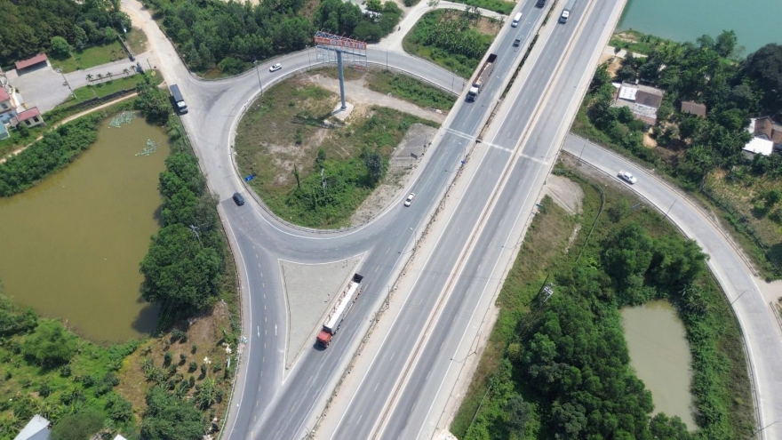 Xe sơ-mi rơ-moóc chỉ được chạy ban đêm, giảm áp lực giao thông trên Quốc lộ 49