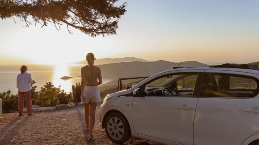 Discovering most beautiful roads in Vietnam with "road trip" trend