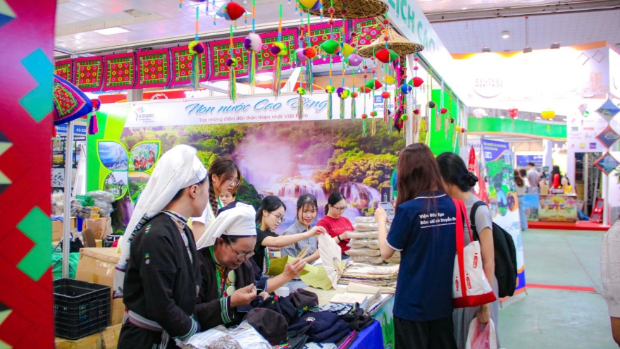 Du khách đổ về Hội chợ du lịch VITM 2026 trong ngày cuối tuần