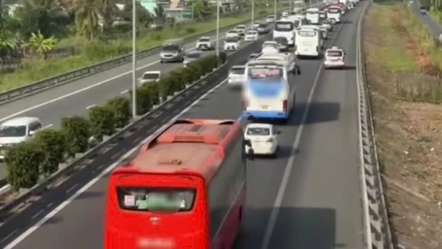 Đồng Tháp: Dừng trên đường cao tốc đi vệ sinh, một người bị ô tô tông tử vong