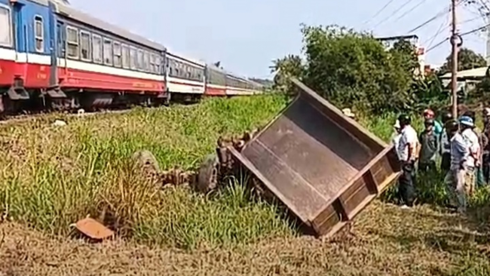 Công nông bị tàu hoả tông tại lối đi tự mở, 3 người thương vong tại Đắk Lắk