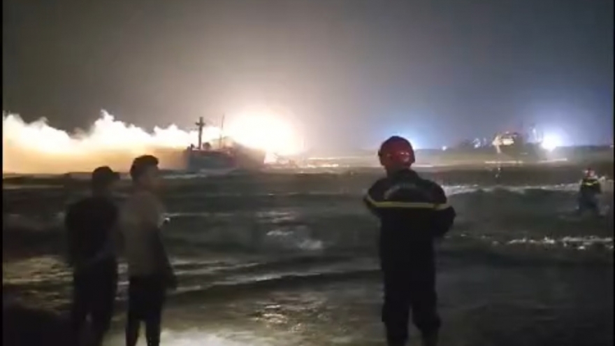 Tàu cá đang neo đậu ở Quảng Ngãi thì bị cháy trong đêm