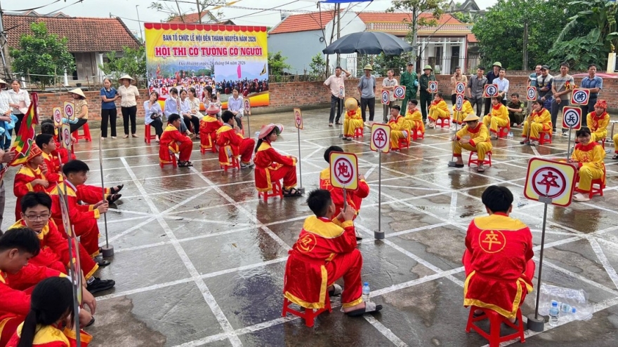 Người dân nô nức về dự hội đền Thánh Nguyễn, Ninh Bình