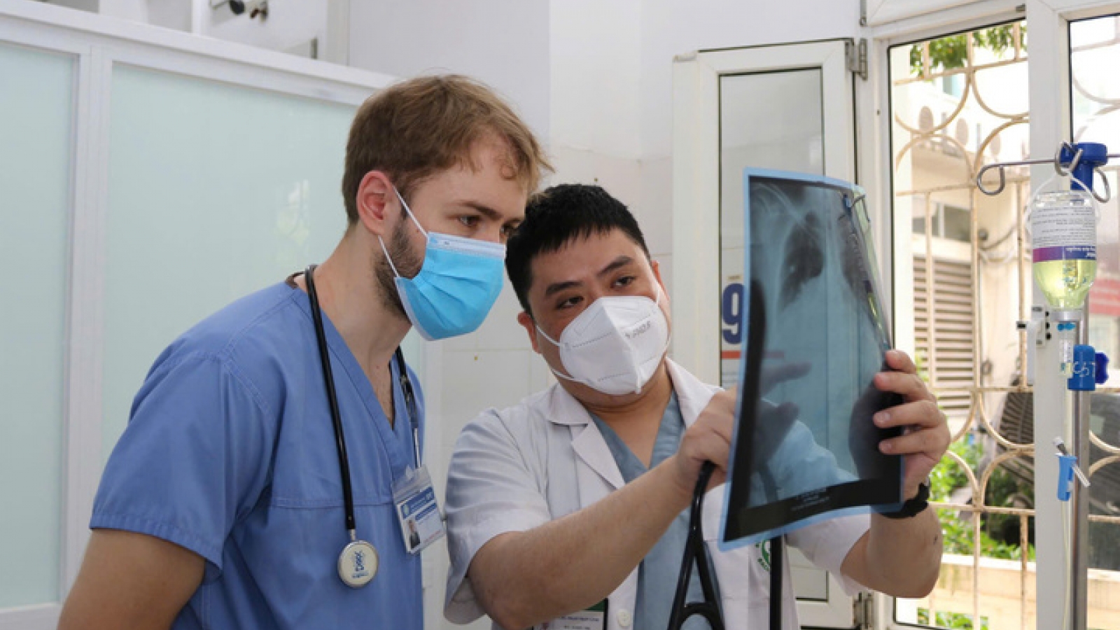 Vì sao nhiều bác sĩ từ các nước tiên tiến sang Việt Nam học nghề mỗi năm?