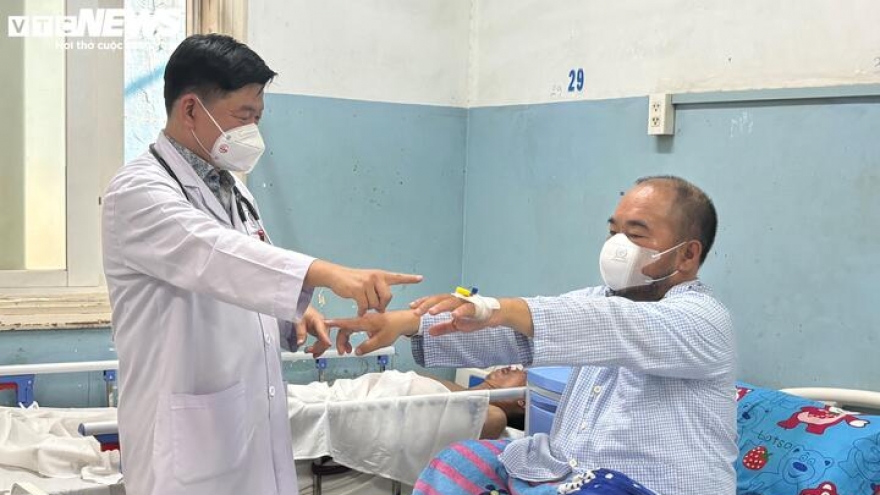 Tắm ngay sau khi đi nắng về, người đàn ông đột ngột nhồi máu não