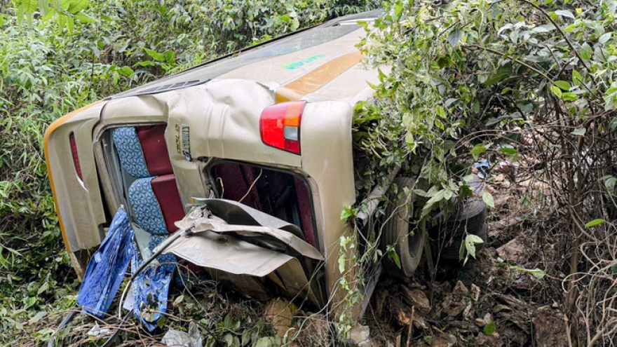 Xe chở đoàn du khách lao xuống vực sâu 100m ở Sơn La: Thêm một nạn nhân tử vong