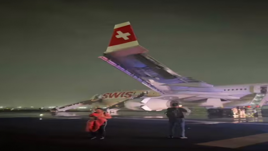 Cháy động cơ máy bay khi cất cánh tại Ấn Độ, 6 người nhập viện