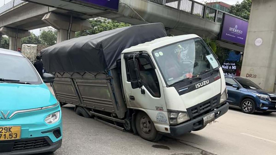 "Hố tử thần nuốt chửng" bánh xe tải trên đường Nguyễn Trãi, Hà Nội