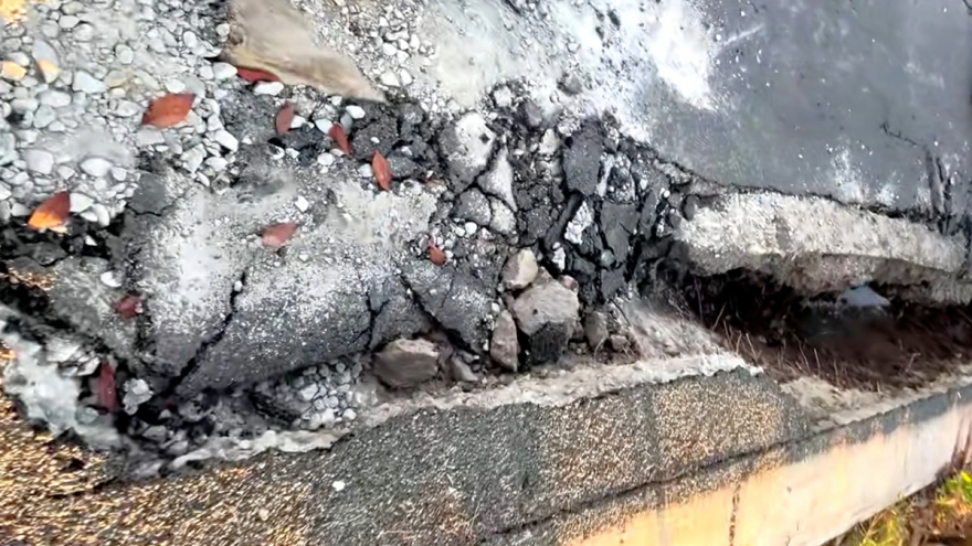 Sụt lún nghiêm trọng tuyến đường huyết mạch của xã Cái Nước, Cà Mau