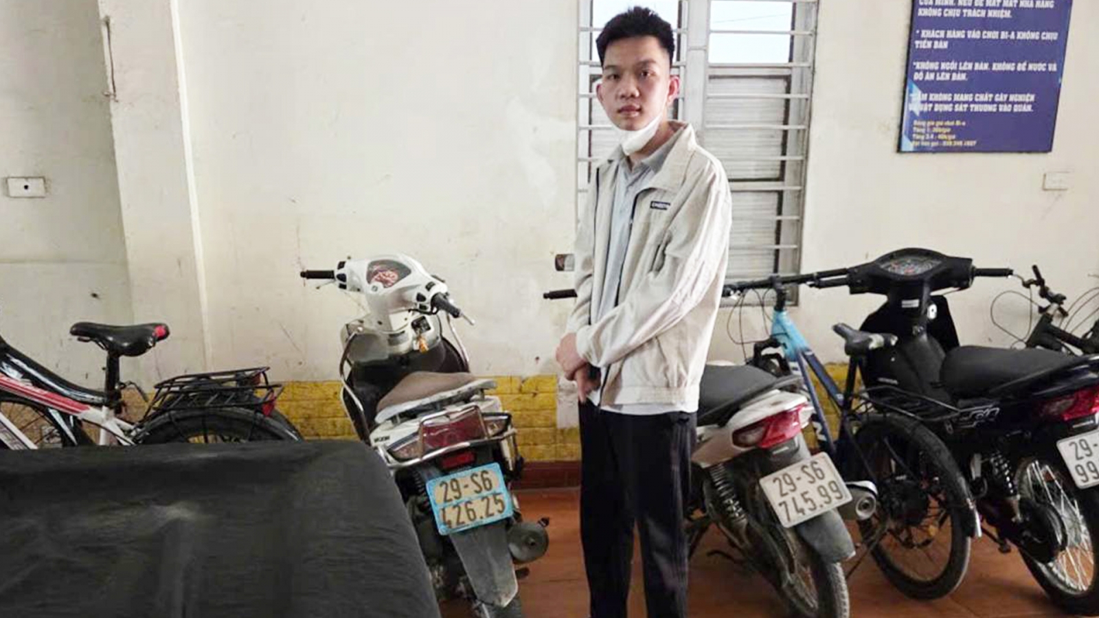 Tạm giữ hình sự đối tượng ngủ nhờ rồi trộm xe máy ở Hà Nội