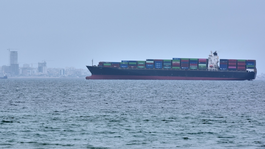 2 tàu hàng của Mỹ đi qua eo biển Hormuz; UAE cảnh báo khẩn về tên lửa