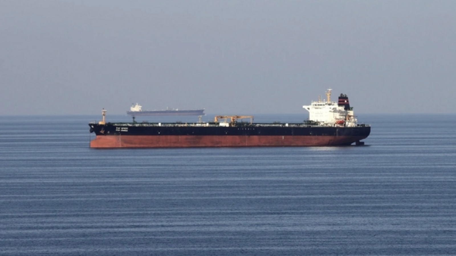 Giá dầu giảm nhẹ khi một số tàu đi qua eo biển Hormuz