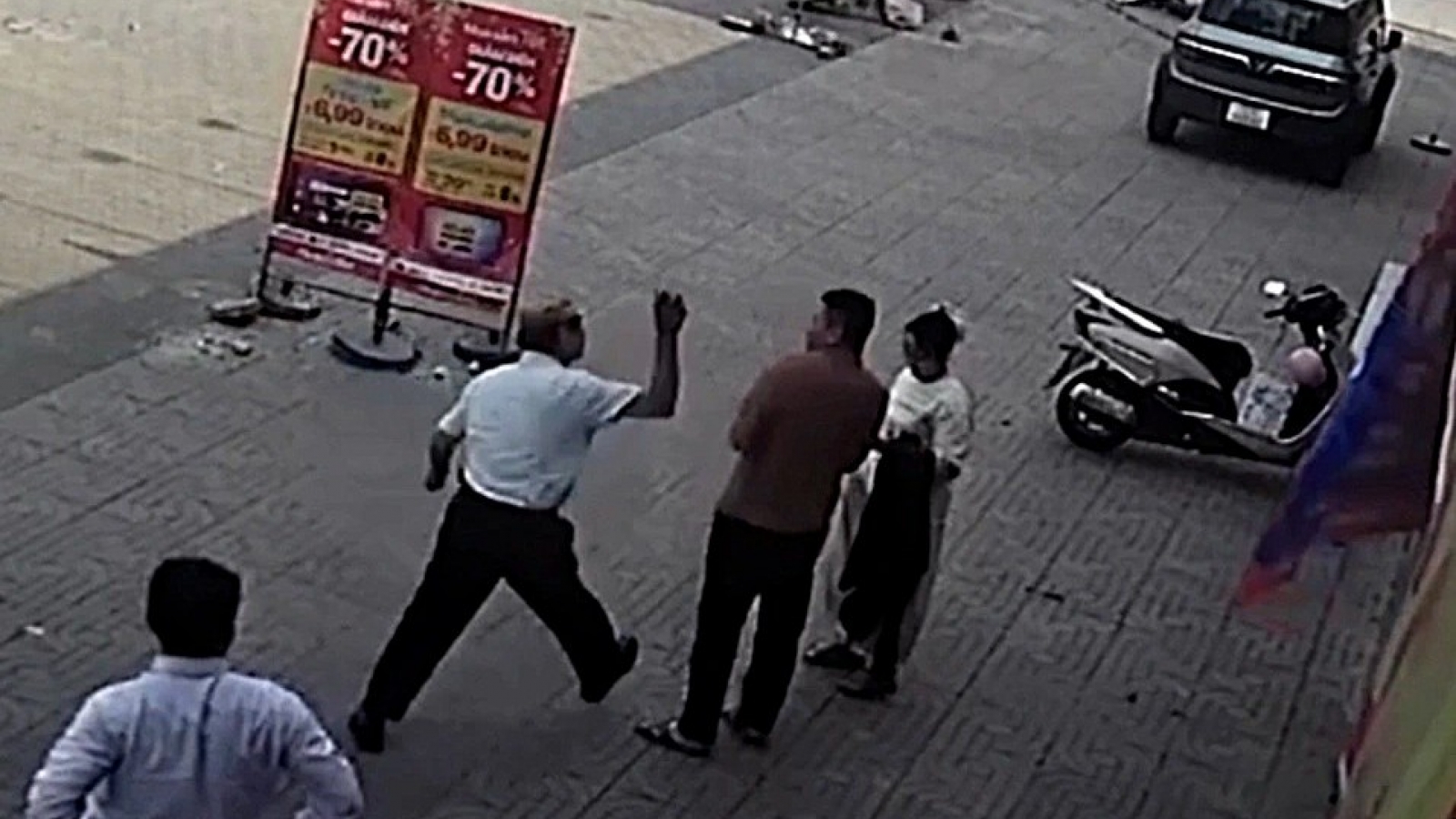 Công an vào cuộc vụ tài xế taxi dùng gạch tấn công hành khách ở Nghệ An