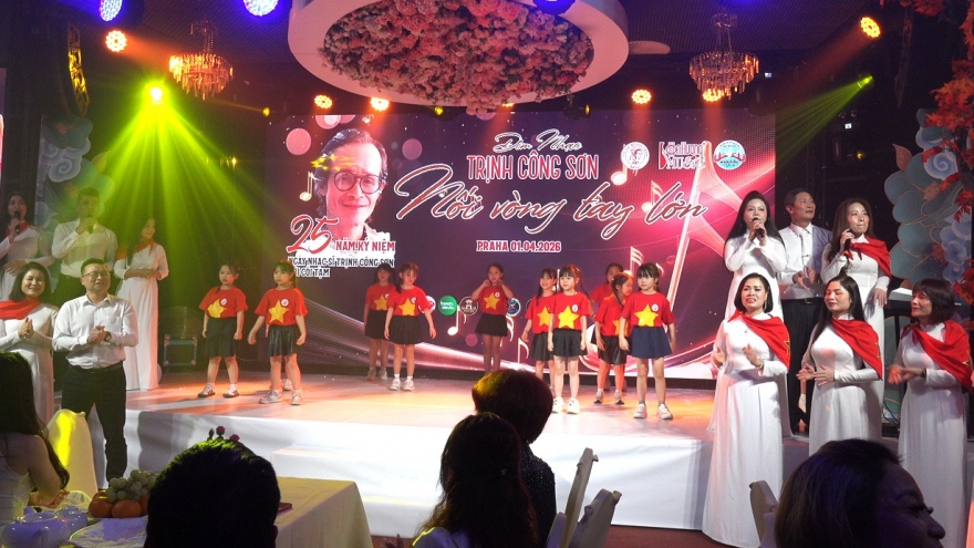 Ấn tượng đêm nhạc Trịnh Công Sơn "Nối vòng tay lớn" kết nối cộng đồng tại Séc