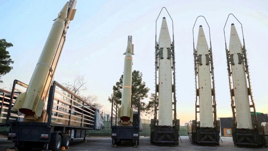 Tên lửa Iran tiếp tục xuyên thủng Vòm Sắt; Israel dọa truy sát lãnh đạo Iran