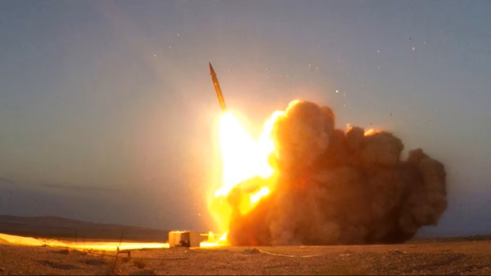Nóng thế giới hôm nay 1/8: Iran phóng tên lửa phá hủy máy bay chiến đấu Mỹ