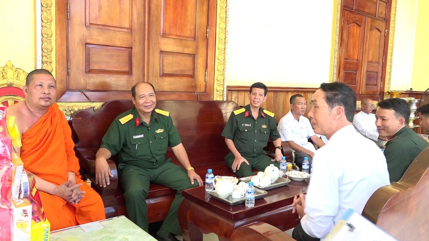 Bộ CHQS An Giang chúc Tết Chôl Chnăm Thmây, thắt chặt tình đoàn kết quân dân