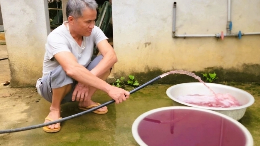 Cục Cảnh sát môi trường vào cuộc vụ nước giếng khoan đổi màu tím ở Thanh Hóa
